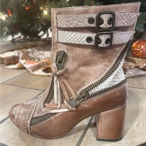 FREEBIRD ZOMBI BOOT SZ. 9 TAUPE EXCELLENT CONDITION